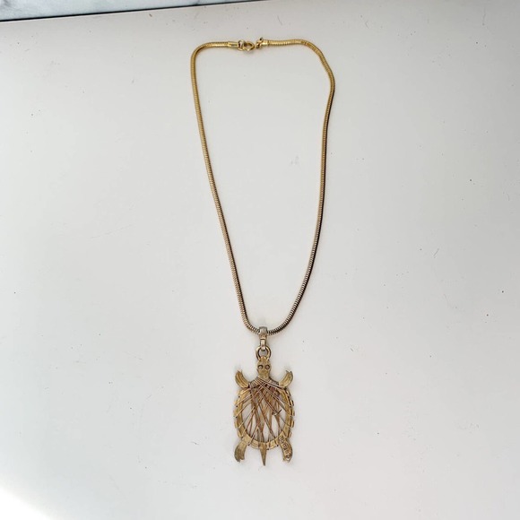 Vintage Napier Gold Tone Sea Turtle Necklace Metal Wire Wrap Pendant 15" DR2 - Picture 7 of 9